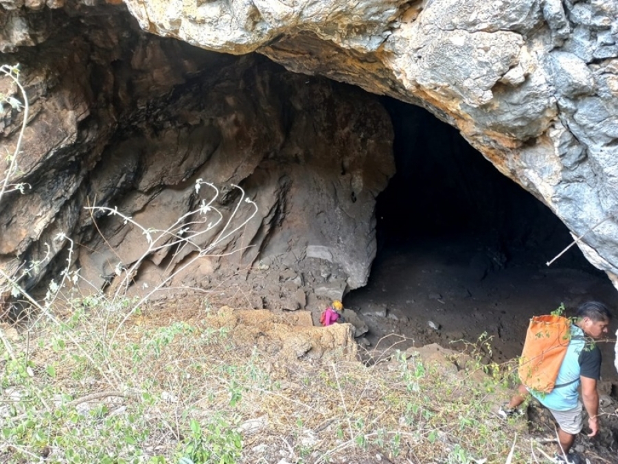 Es la entrada de la Cueva de Rancho Quemado en la cota de los 1345 msnm. Es quizá la cueva más larga del Estado de Querétaro, se han explorado 3 kilómetros de recorrido horizontal y la cavidad continua. (Foto: Gilberto Ledesma)