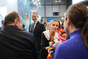 Al iniciar las actividades de FITUR, en Madrid España, la secretaria de Turismo del estado de Querétaro, Adriana Vega Vázquez Mellado, entregó una tradicional muñeca Lelé a sus majestades, los reyes de España, Felipe y Leticia.