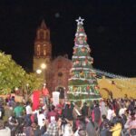 Enciende Yuni Benítez luces del árbol navideño