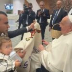 Papa Francisco recibe en el Vaticano a Gaspar Trueba, alcalde de Colón.