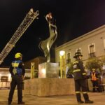 Vincularán a joven que “trepó” escultura con un Centro de Rehabilitación