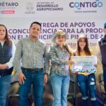 Entregan apoyos a productores rurales