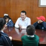 Recibe Rubén Hernández a estudiantes del CAM Bicentenario en el municipio