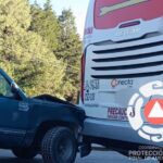 Camioneta impacta autobús de pasajeros en Pinal de Amoles; una persona resultó lesionada