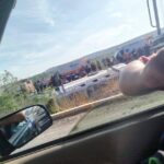 Camión de transporte de personal vuelca y cae a un canal en Colón.