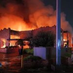 Incendio consume restaurante en Bernardo Quintana; rescatan a dos perros
