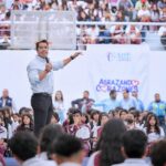 Entrega Felifer Macías 600 lentes a estudiantes
