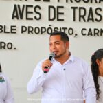 Entrega Fernando Sánchez Gil apoyo de aves de traspatio