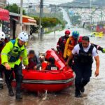 Rescata PC capitalina a familia tras inundación de vivienda
