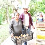 Entrega Rene Covarrubias paquetes de aves de traspatio    
