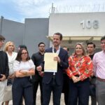 Presenta Paul Ospital denuncia contra funcionarios, con 47 reportes de coacción de voto