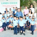 Entrega Rubén Hernández apoyos en la Primaria de Piedras Anchas