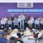 Entrega Felifer Macías semillas a productores de Santa Rosa y Carrillo
