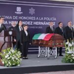 Honra Felifer Macías la memoria de la oficial Lorena Hernández Hernández