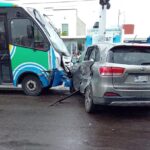 Choque entre Qrobus y camioneta particular en El Vergel