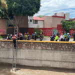 Bomberos rescatan persona que cayó al Río Querétaro