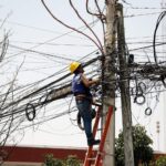 Buscan retirar de postes 15 toneladas de cables en desuso