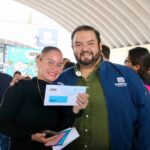 Entregan tarjetas de El Extra a familias de Félix Osores Sotomayor