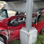 Se incrusta vehículo en la base de puente peatonal sobre paseo de la República