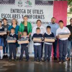Entregan útiles escolares y uniformes deportivos en instituciones educativas de Landa