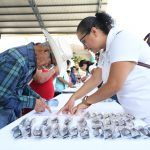 Entrega de lentes beneficia a 300 personas en Jalpan