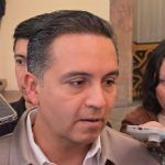 Jóvenes utilizan identificaciones falsas para ingresar a antros; detectan más de 50.