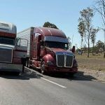 Gobierno estatal apoyará a transportistas tras protesta en la 57