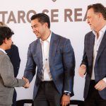 Acude Felifer Macías a la ceremonia de honores a la bandera y entrega de obra en la colonia Sauces