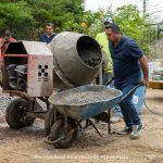 Entrega Fernando Sánchez Gil apoyo de piso firme a familia de El Pino