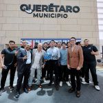 Realiza Felifer Macías encuentro con el equipo profesional de fútbol americano Gallos Negros