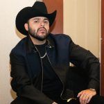 Sancionarán a Gerardo Ortiz por cantar narcocorridos en feria de Pedro Escobedo.