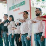 Entrega Rubén Hernández apoyos educativos durante Lunes Cívico