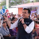 Festeja Luis Nava a niñas, niños y mamás de Huimilpan