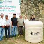 Entrega Rubén Hernández tinacos en beneficio de familias de El Naranjo