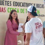 Entregan becas y paquetes escolares para apoyar a estudiantes del municipio