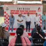 Entrega Fernando Sánchez Gil toldos a emprendedores de La Florida