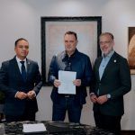 Firma Mauricio Kuri declaratoria de Área Natural Protegida al Parque Los Alcanfores