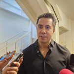 Habrá mayor severidad contra ambulantes que bloqueen vialidades con manifestaciones  Gualita Jiménez   El presidente municipal de Querétaro, Felipe Fernando Macías Olvera, señaló que se tomarán otro tipo de medidas contempladas en la normatividad, para contrarrestar  y sancionar a las personas que pretendan alterar el orden público y afectar los derechos de terceras personas.  Esto, ante las constantes manifestaciones hechas por parte de comerciantes ambiulantes, que han bloqueado vialidades. Al respecto, el alcalde reiteró que no se permitirá que se busque a través de estas acciones extorsionar y presionar al gobierno municipal, para el otorgamiento de espacios de comercio en vía pública.  “Nadie tiene derecho de afectar a terceros, y estos grupos de ambulantes de comercio en el centro ya lo están haciendo; estos mismos grupos siguen amenazando en tomar vialidades  y decirles que nos vamos a permitir. No voy a permitir que haya más ambulantaje y no voy a permitir que traigan incluso ambulantes de otros estados. Vienen más medidas. Sí lo quiero anunciar, vienen más medidas y vienen más medidas contempladas en los reglamentos y en las leyes que pueden aplicar sanciones muy puntuales a quien pretenda alterar el orden público en el Centro Histórico“, sentenció.  Felifer Macías afirmó que se han presentado entre cuatro y cinco denuncias ante la Fiscalía General del Estado de Querétaro, por el bloqueo de vialidades, alterar el orden público, amenazas a locatarios establecidos y hasta lesiones contra servidores públicos.  “Por lo pronto, ya hay denuncias presentadas ante fiscalía y todas las consecuencias que esto pueda conllevar y estamos en comunicación institucional; deben de ser por lo menos unas cuatro o cinco derivado de varios episodios donde han estos grupos de ambulantes han tomado carriles de avenida Zaragoza, donde incluso han amenazado a comerciantes establecidos y han amenazado también elementos de servidores públicos del municipio; y algunos también por lesiones. Ha habido ambulantes de estos grupos que se ponen en el centro que ha incluso lesiones a servidos públicos municipales“, resaltó.  Macías Olvera se reunió en días pasados con autoridades estatales en materia de gobierno, con el fin de trabajar de manera coordinada ambos niveles de gobierno frente a este y otros temas.
