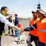 Supervisa Chepe Guerrero  la construcción de parada de autobús en Avenida Candiles