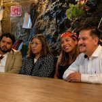 Jóvenes plantean retos de ansiedad, soledad y vivienda en encuentro con Luis Humberto Fernández