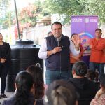 Entrega Gaspar Trueba Tinacos a familias de El Saucillo