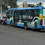 Accidente de Qrobús deja a pareja de adultos mayores con lesiones de consideración