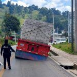 Tractocamión presenta daños en neumáticos sobre la Federal 120