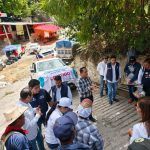 Entregan apoyos alimentarios y anuncian maquinaria para rehabilitar camino a Adjuntas de Gatos