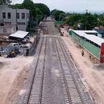 Autoridades dialogan con vecinos de la calle Invierno por obras del tren